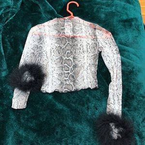 Snake skin feathered sleeve crop mesh shirt